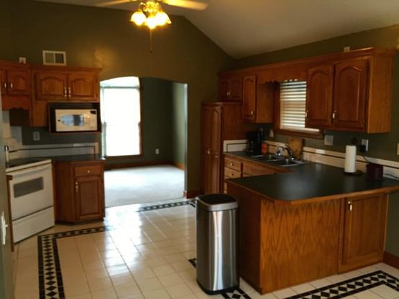 2nd image of 207 NE Lamplighter Ln