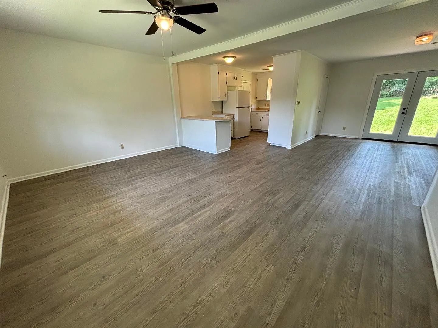 3 bed, 2.0 bath, 1073 sqft, $1,100 — Photo 2