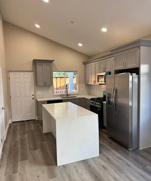 4048 Rockford Dr — Photo 2