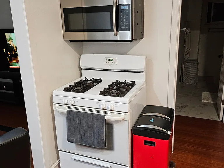 College Dr — Photo 19