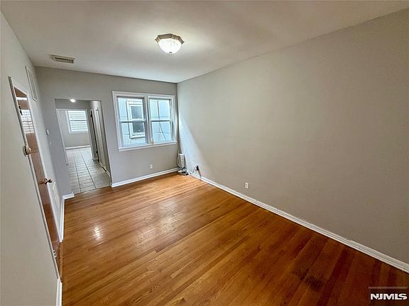 4th image of 925 Broadway #2A