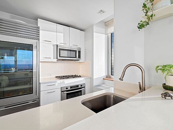 4th image of 635 W 42nd St APT 42K