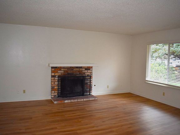 4th image of 494 Edwin Dr