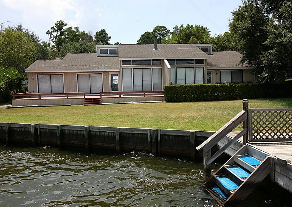 1st image of 44 Lakeview Vlg