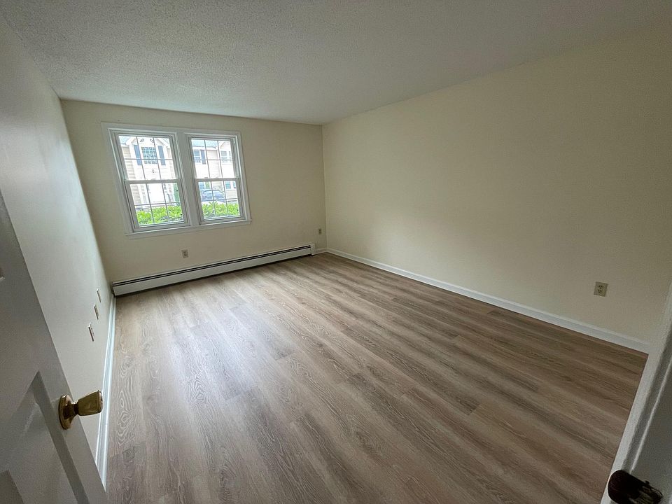 2nd image of 454 Mammoth Rd APT 23