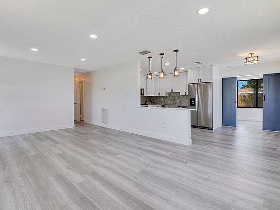 3rd image of 9291 Bloomfield Drive