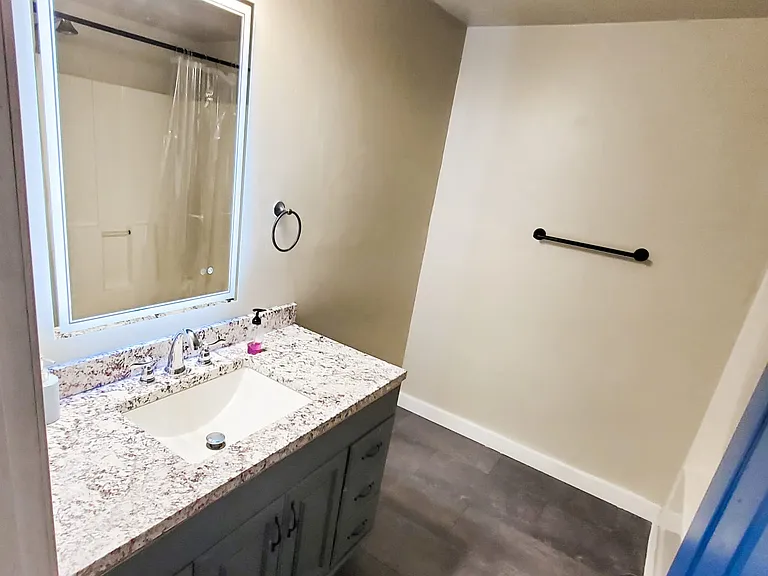 717 N Main St — Photo 16