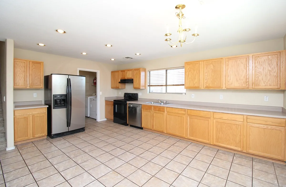 3 bed, 2.5 bath, 1824 sqft, $2,275 — Photo 3