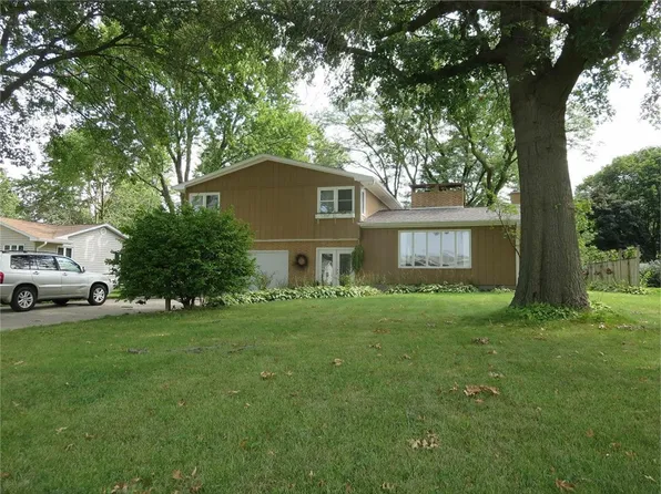 4204 Crestview Dr, Cedar Falls, IA 50613