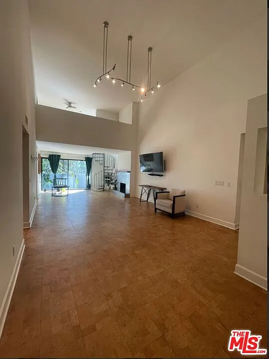 2 bed, 2.0 bath, 1601 sqft, $3,990 — Photo 3