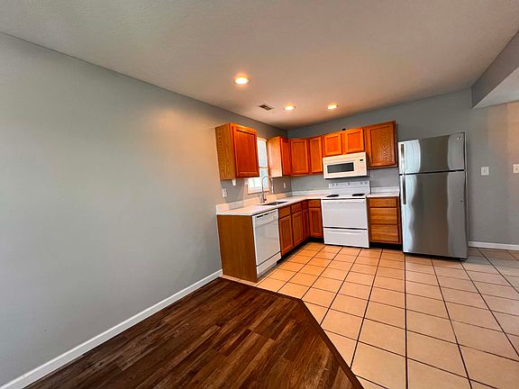 3rd image of 1701A Pleasant St