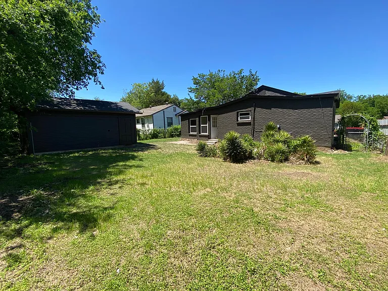 2512 Burton Ave — Photo 22