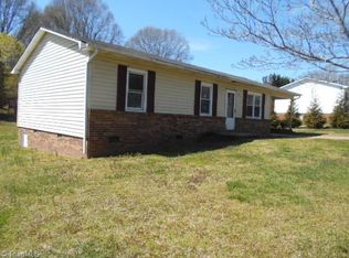 1012 Tracy St, Yadkinville, NC 27055