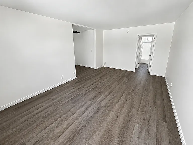 Sepulveda Apartments — Photo 17