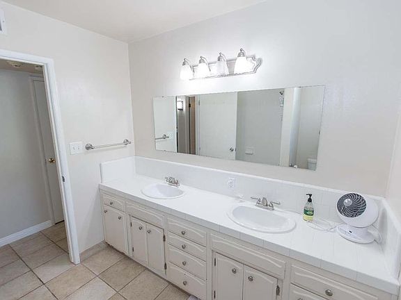 3rd image of 1022 E Menlo Ave
