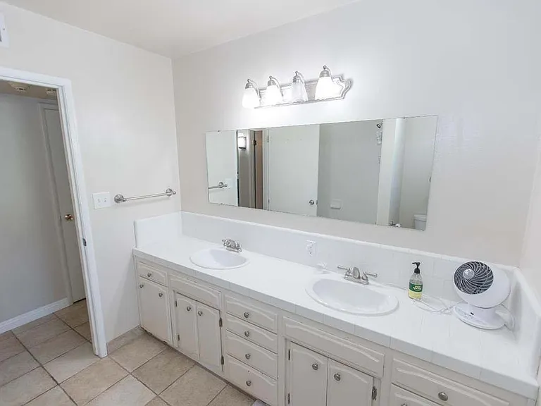 1022 E Menlo Ave — Photo 3