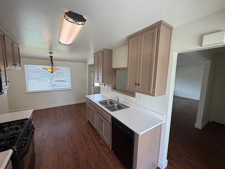 465 Stansbury Dr — Photo 3