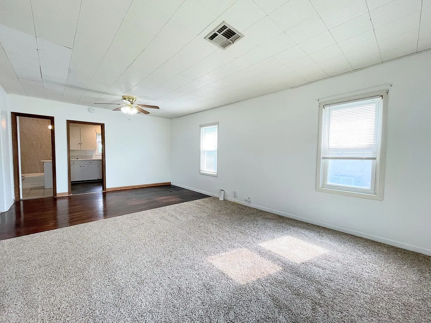 Beautiful 2 Bedroom 1 Bath — Photo 3