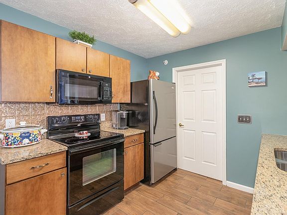 5th image of 3335 Emerald Lakes Dr Unit 1B