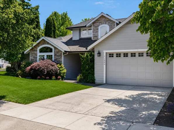 3880 Crystal Springs Dr, Medford, OR 97504