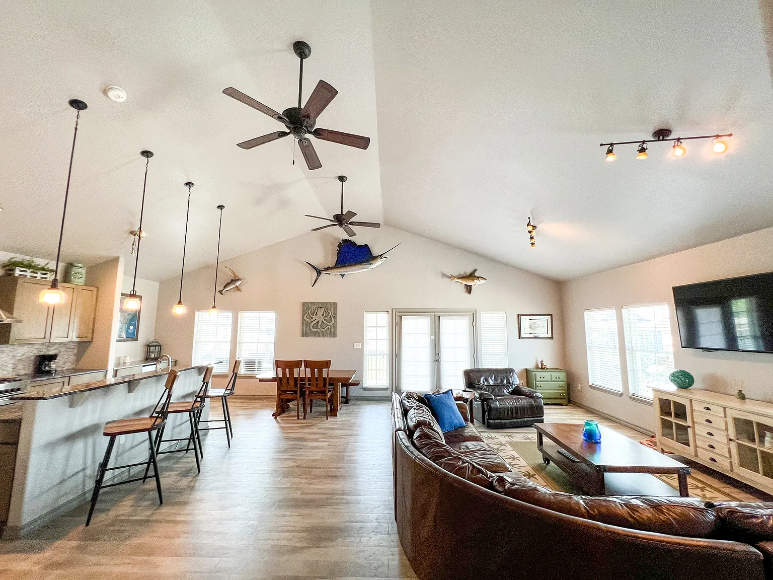 3 bed, 2492 sqft, $4,600 — Photo 2