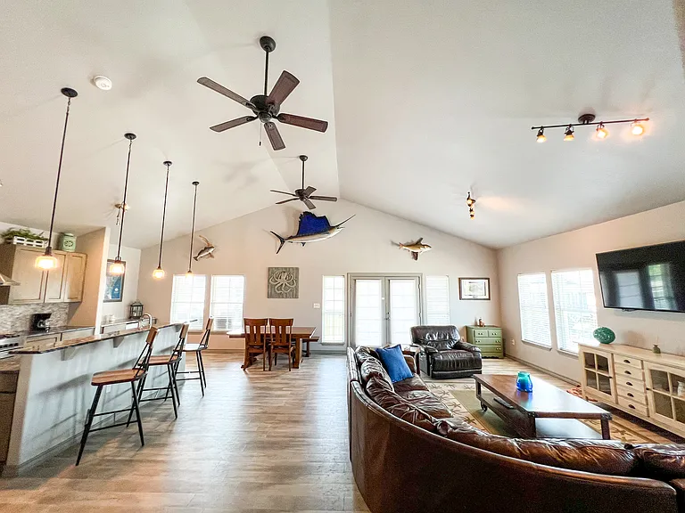 4037 Summit Dr — Photo 2