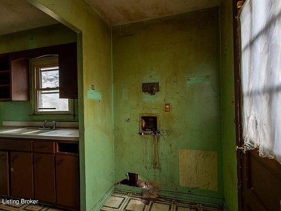 4th image of 6111 Norton Ave