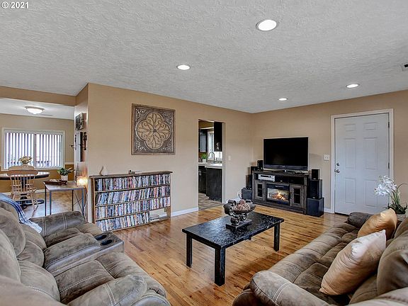 3rd image of 2312 NE 92nd Ave