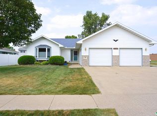146 Golden Dr, Sergeant Bluff, IA 51054