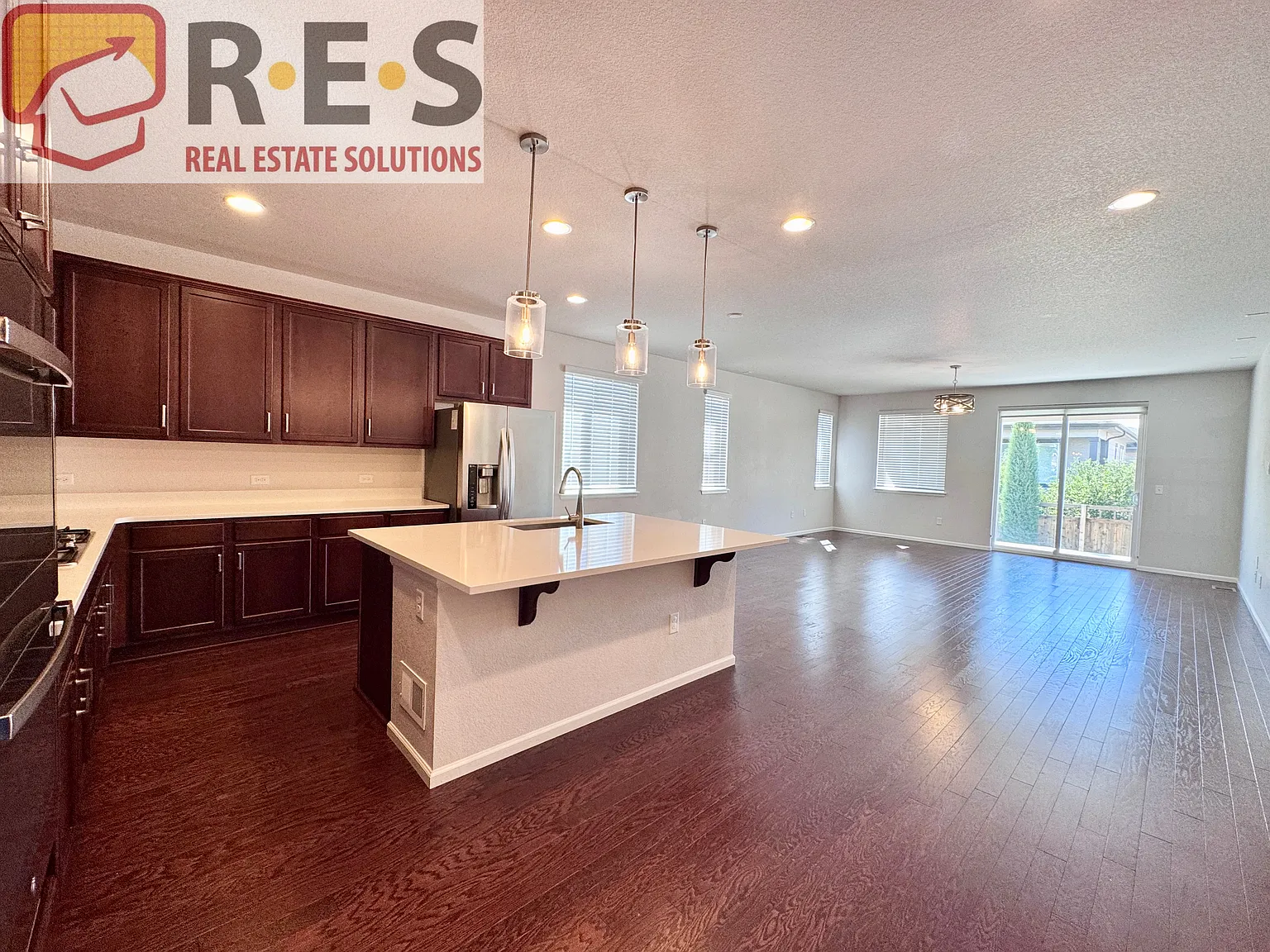 5 bed, 3862 sqft, $3,795 — Photo 3