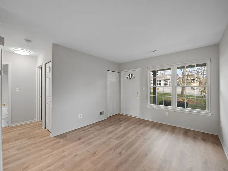 Plymouth Gardens Apartments — Photo 7