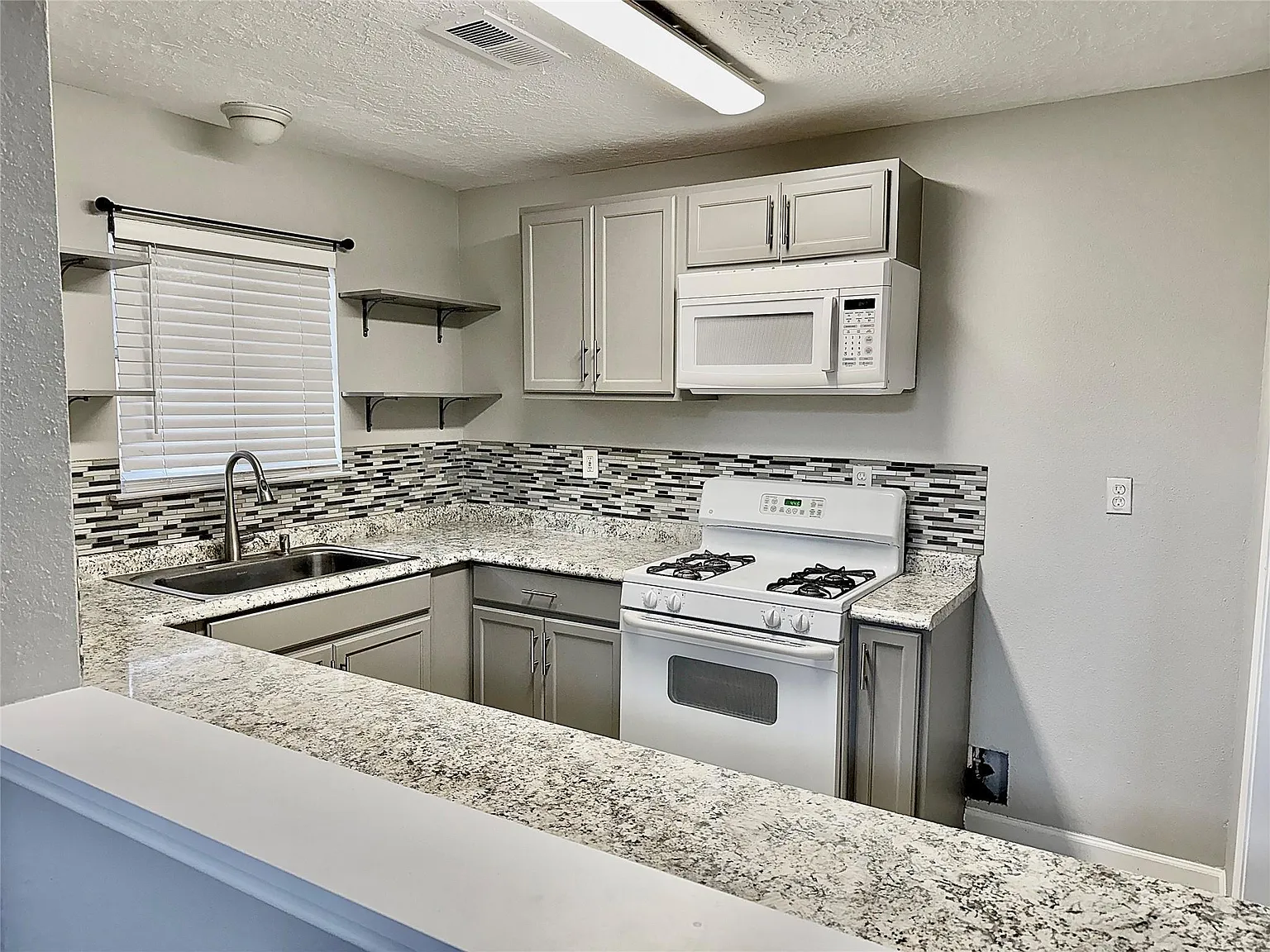 3 bed, 2.0 bath, 1563 sqft, $1,400 — Photo 3