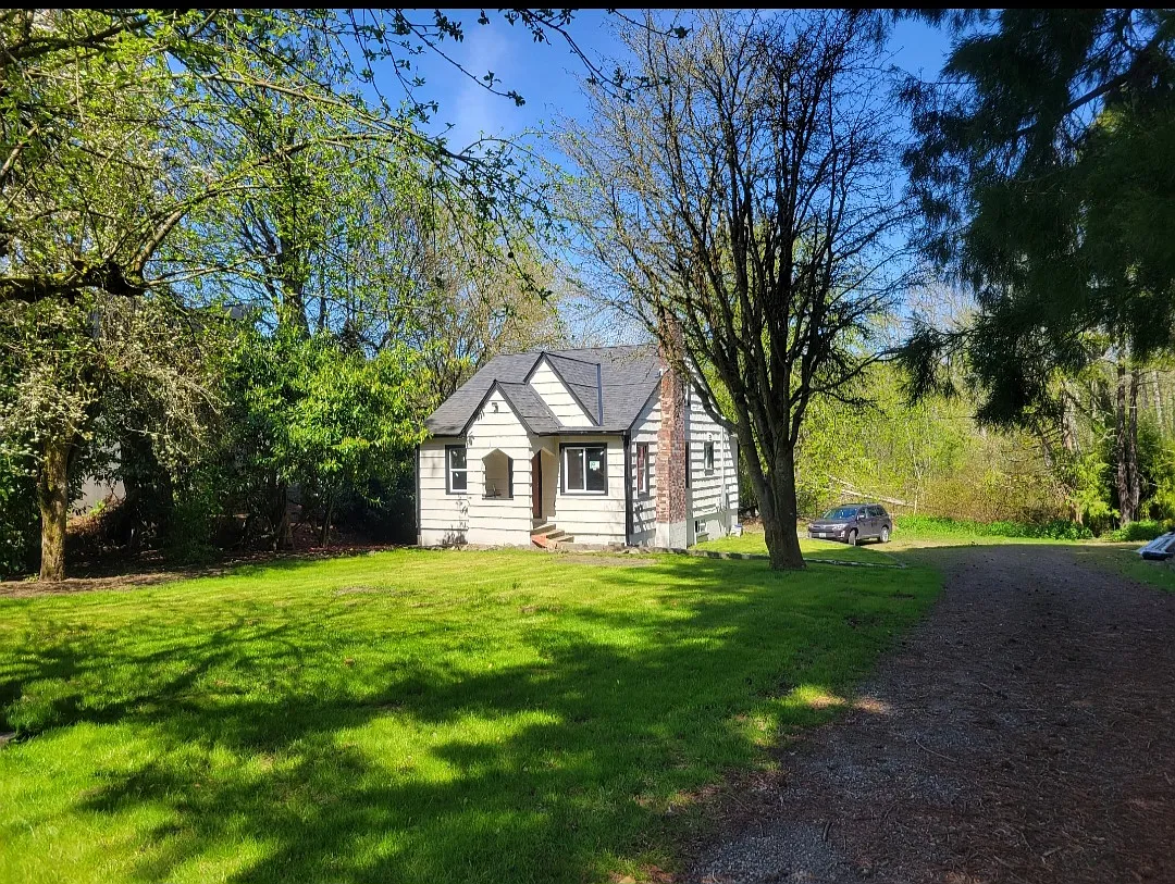 5 bed, 2500 sqft, $750 — Photo 1
