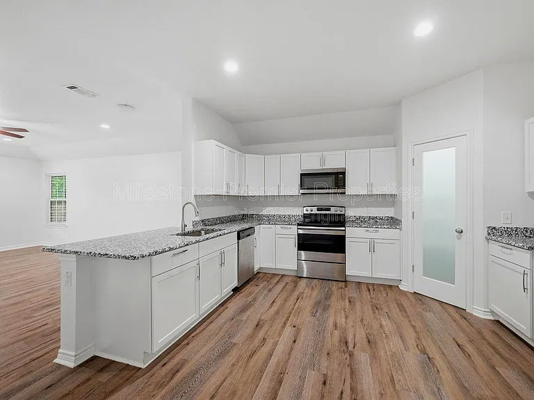 422 E Elm St — Photo 10