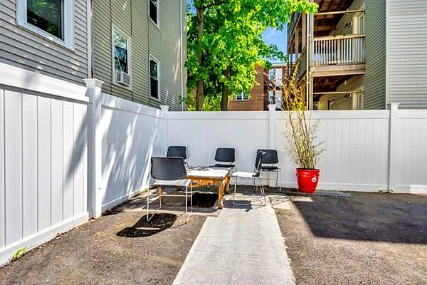 7 bed, 9999 sqft, $6,000 — Photo 1