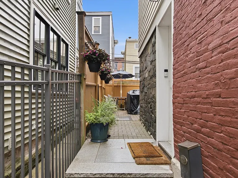 120 Elm St — Photo 23
