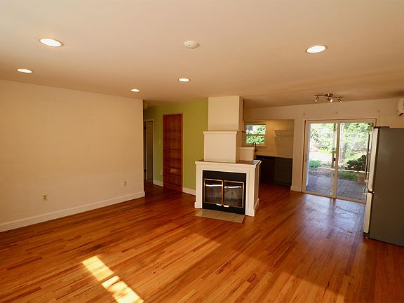 5th image of 4581 Pocahontas Ave