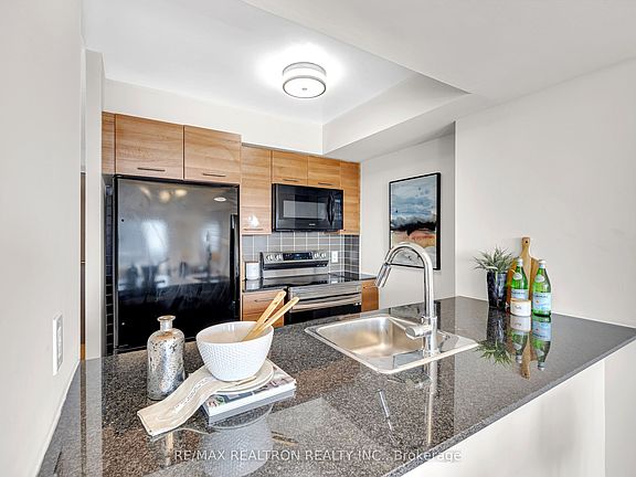 5th image of 135 Village Green Sq #2022