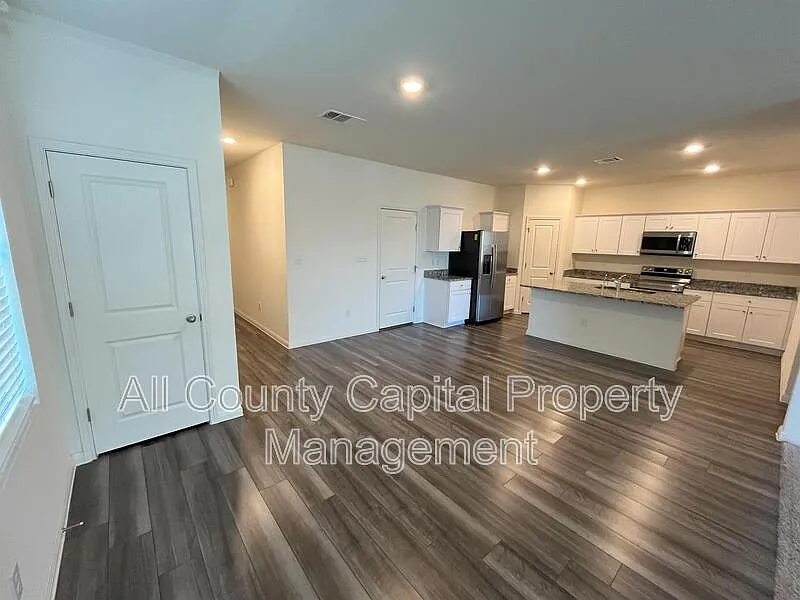 5 bed, 3.0 bath, 2618 sqft, $2,600 — Photo 1