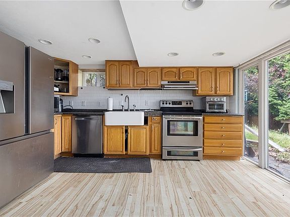3rd image of 432 Lake Shore Dr