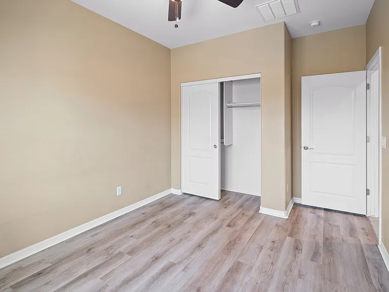 906 E Del Rio St — Photo 13