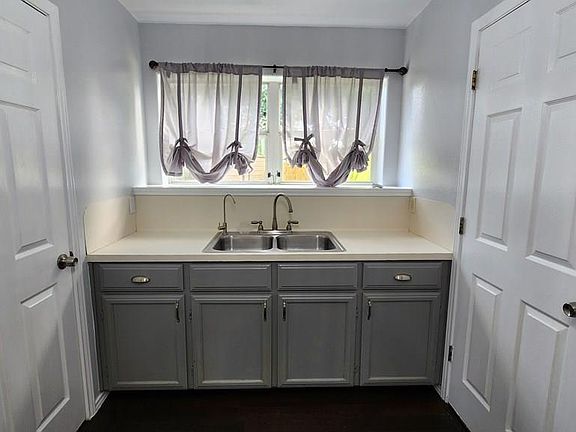 5th image of 2882 Seville Blvd