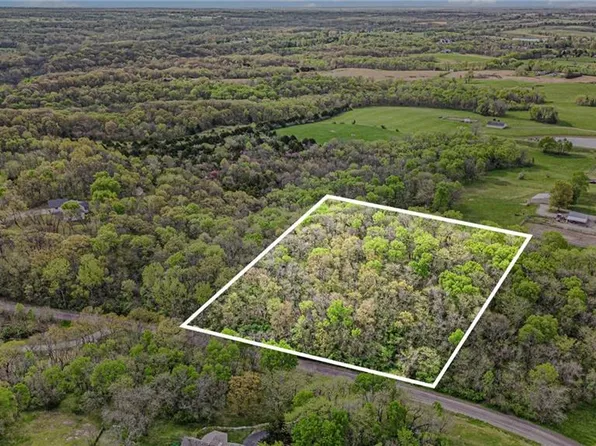 1417 Sunrise Dr, Smithville, MO 64089