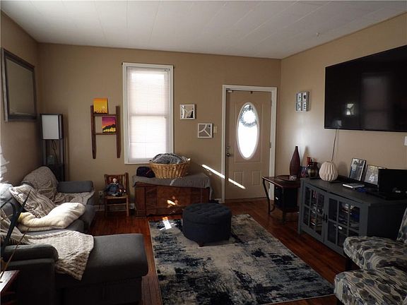 4th image of 110 S Oak St