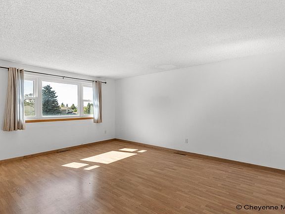 5th image of 124 Applewood Ct