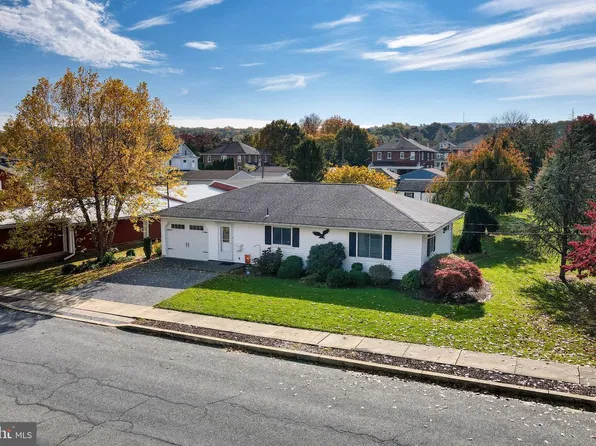 110 E Barkley St, Topton, PA 19562