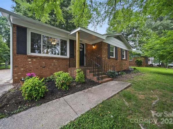 9818 Starwood Dr, Charlotte, NC 28215