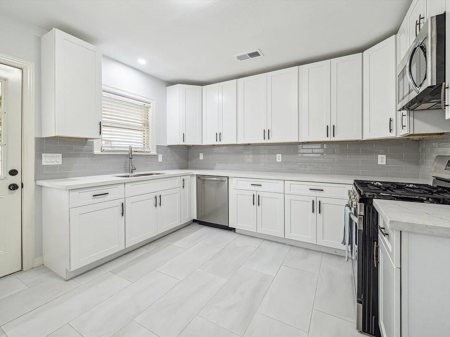 2 bed, 2.0 bath, 1443 sqft, $2,500 — Photo 3