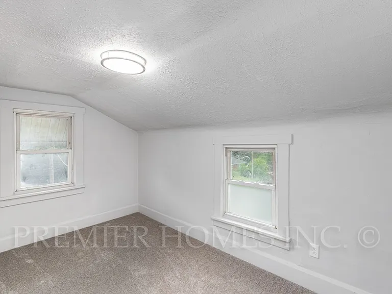 344 Fenton Ave NE — Photo 4