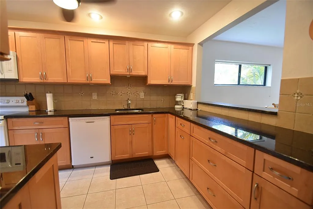 2 bed, 2.0 bath, 1216 sqft, $1,999 — Photo 2